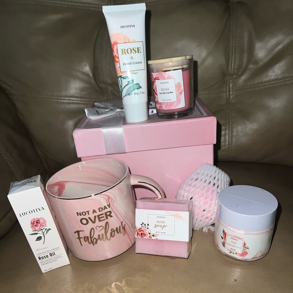 NWT Pink Rose Skincare and Mug Gift Set